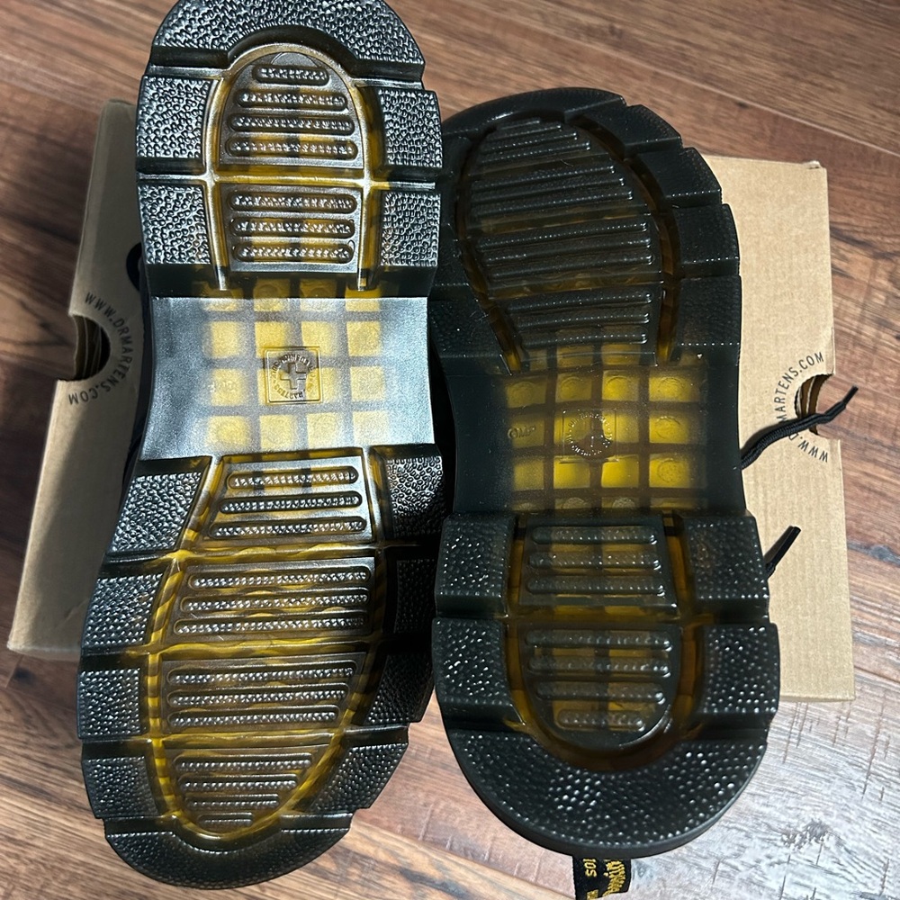New Dr. Martens Black Leather Men's Shoes - Picture 4 of 5